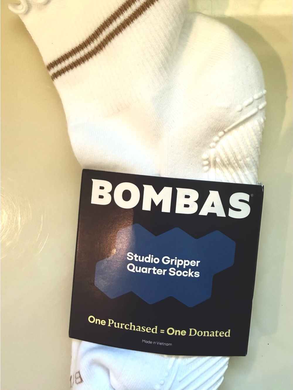 NWT Bombas White Quarter Gripper Socks with Tan Double Stripe